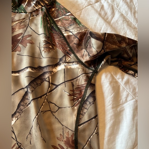 NWOT Women’s Under Armour Camo Long Sleeve Shirt - Picture 9 of 10